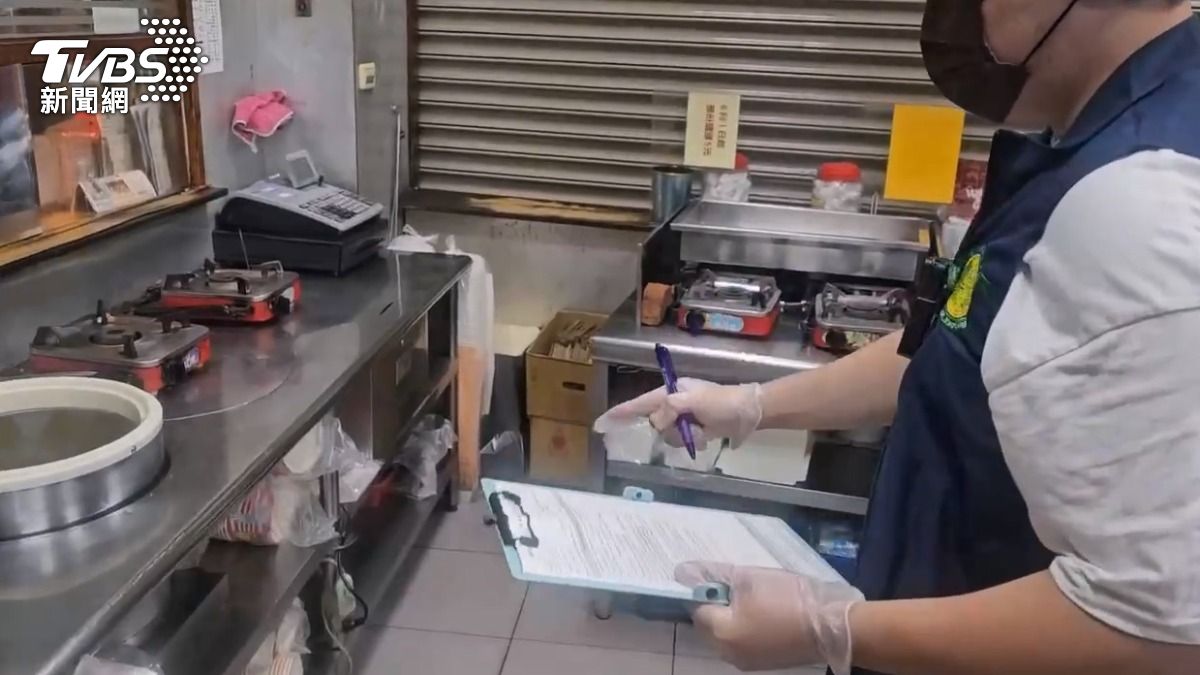 衛生局接獲通報後,立即派員前往,涉事米糕店進行稽查,雖然現場未發現蟑螂蹤跡,但稽查人員發現店內存在多項衛生缺失,並要求業者限期改善所有缺失。(圖/TVBS)