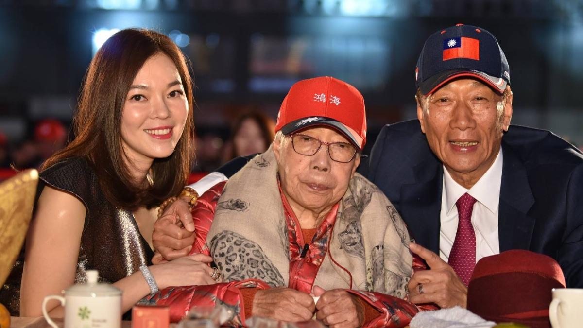 郭母欽點曾馨儀為郭夫人。（圖／郭台銘臉書）
