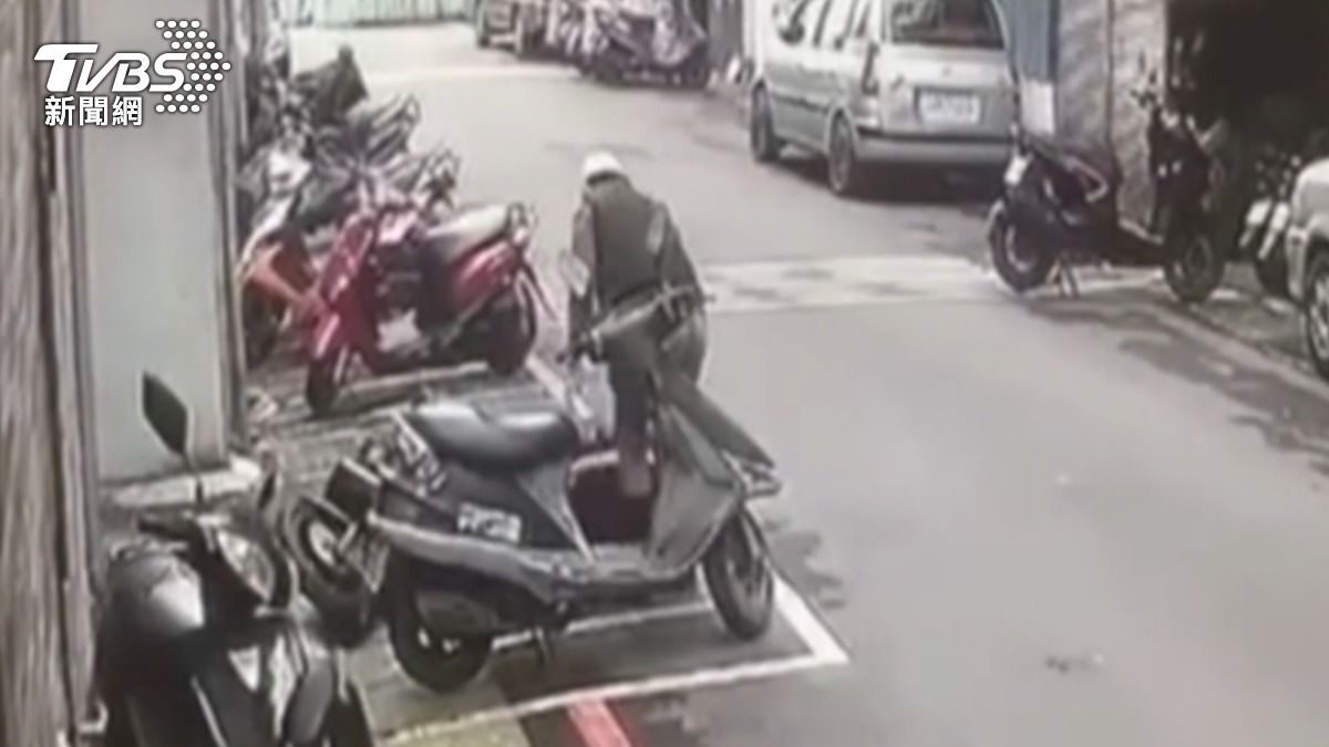男子被多名鄰居指控,長期把一樓門前當私人地,擅自移動別人機車。(圖/TVBS)