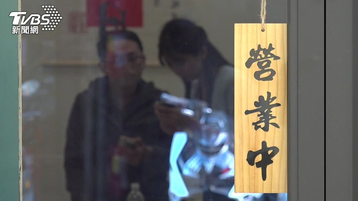 當事店家無奈遭到鄰居公審,表示燒金紙僅十幾分鐘,量也沒有特別多。(圖/TVBS)