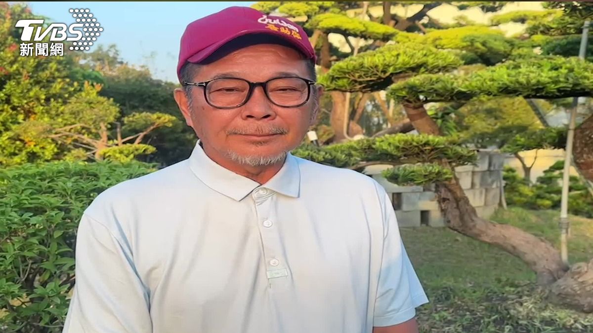 民俗專家表示,燒金紙可以避免整疊整疊燒,以免煙霧過大,影響鄰居。(圖/TVBS)