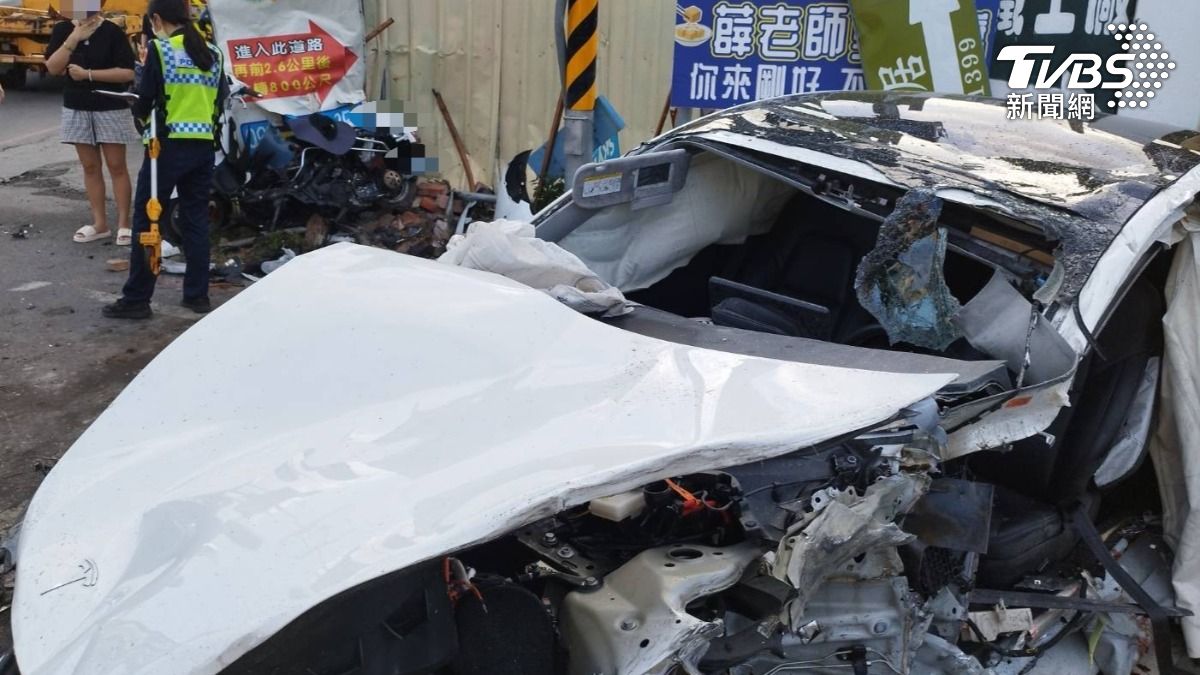 特斯拉車頭毀爛嚴重。（圖／TVBS）
