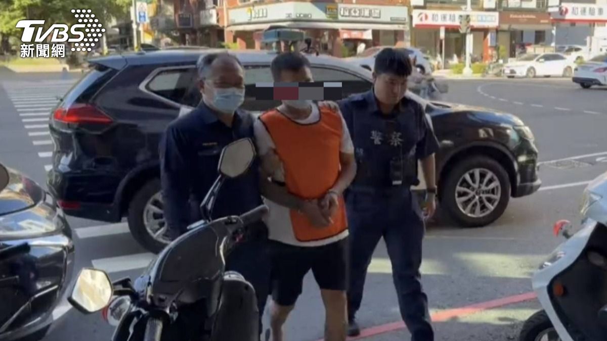 江姓慣竊偷走櫃台內的,三條價值超過五十萬的金項鍊,還好他落跑過程,被巡邏員警目擊攔下,當場遭到活逮,還查出江姓嫌犯被判處無期徒刑,雖然被關了十幾多年獲得假釋,但出獄後,沒有工作又染上毒癮,以竊盜維生(圖/TVBS)
