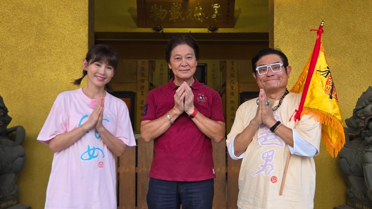 劉尚謙（中）揭窮神身世，擲12聖杯「封王」。（圖／東森超視提供）