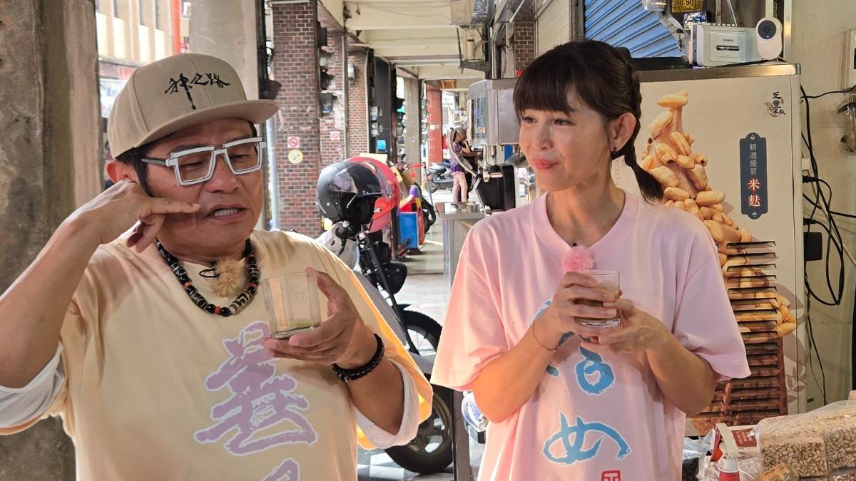 鄭仲茵分享洪都拉斯敲鐘秘辛,許效舜作勢打電話問清楚。(圖/東森超視提供)