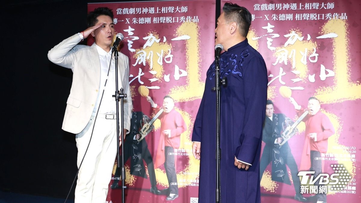 朱德剛(右)在記者會上搞笑拷問王傳一:「你有當兵嗎?」(圖/黃城碩攝)