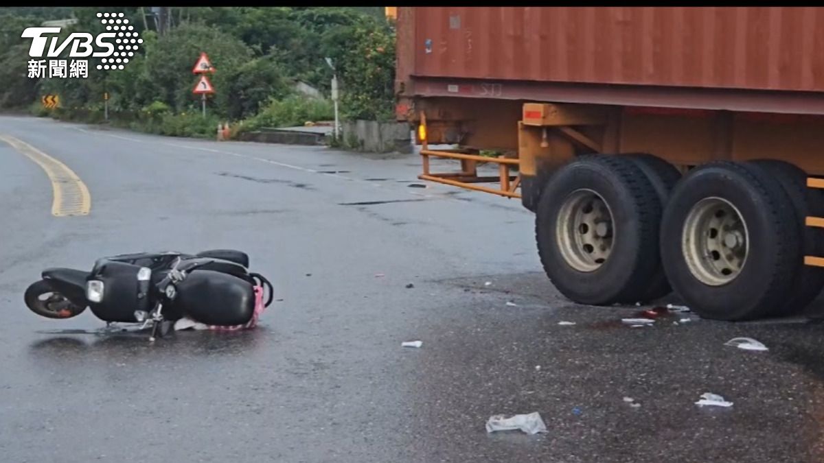 瑞芳騎士遭貨櫃車後輪輾壓 送醫宣告不治