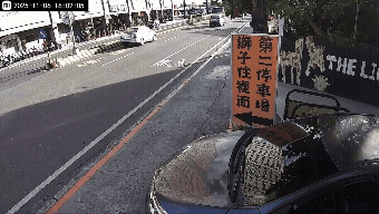 監視器拍下特斯拉高速行駛，下秒就撞上水泥車，瞬間噴出白煙。（圖／TVBS）