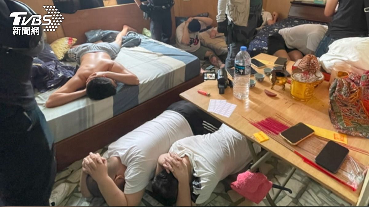 檢警在雲林北港的攻堅行動中，發現多名男子擠在一個房間內。(圖／TVBS)