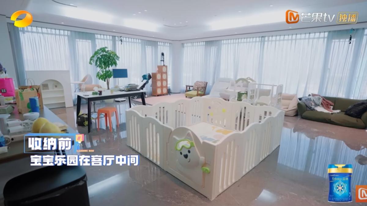 歐陽妮妮把兒子遊樂園置放客廳中間。(圖/翻攝自芒果TV)
