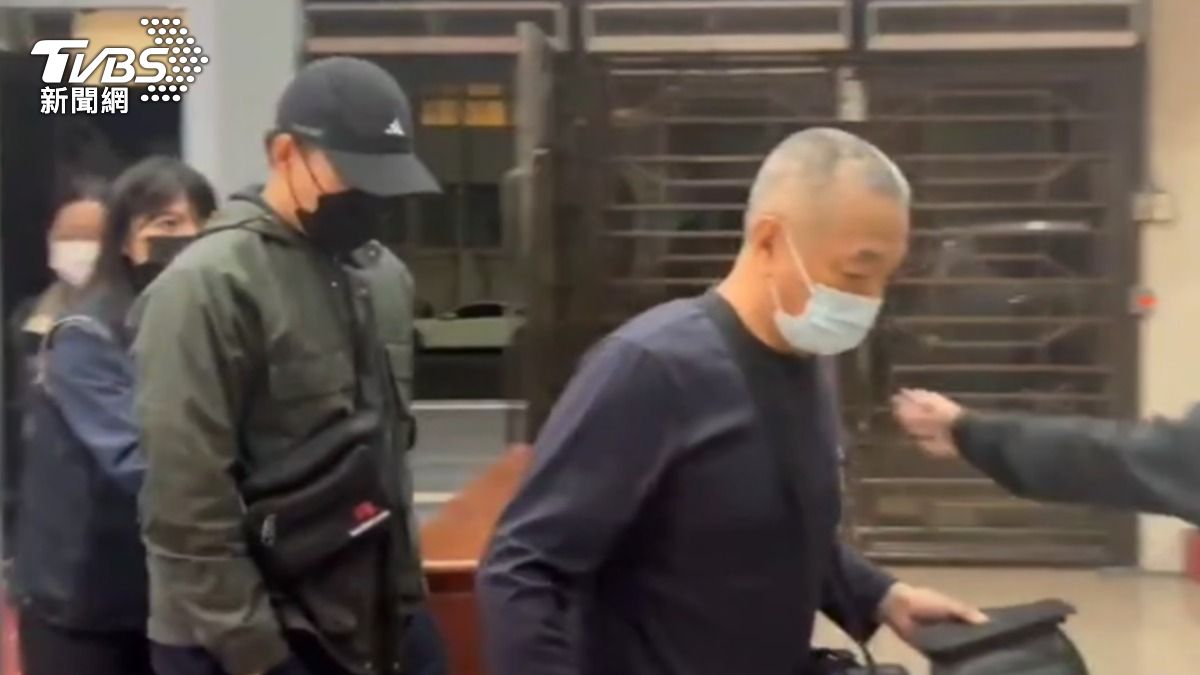天剛資訊董事長（左）父親（右）涉內線交易遭搜索。（圖／TVBS）