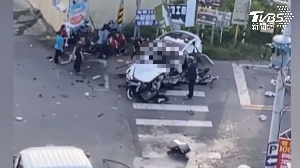 車禍現場一片狼藉,特斯拉車頭近全毀,肇事原因還待釐清。(圖/攝自 恆春半島公共事務討論社團)