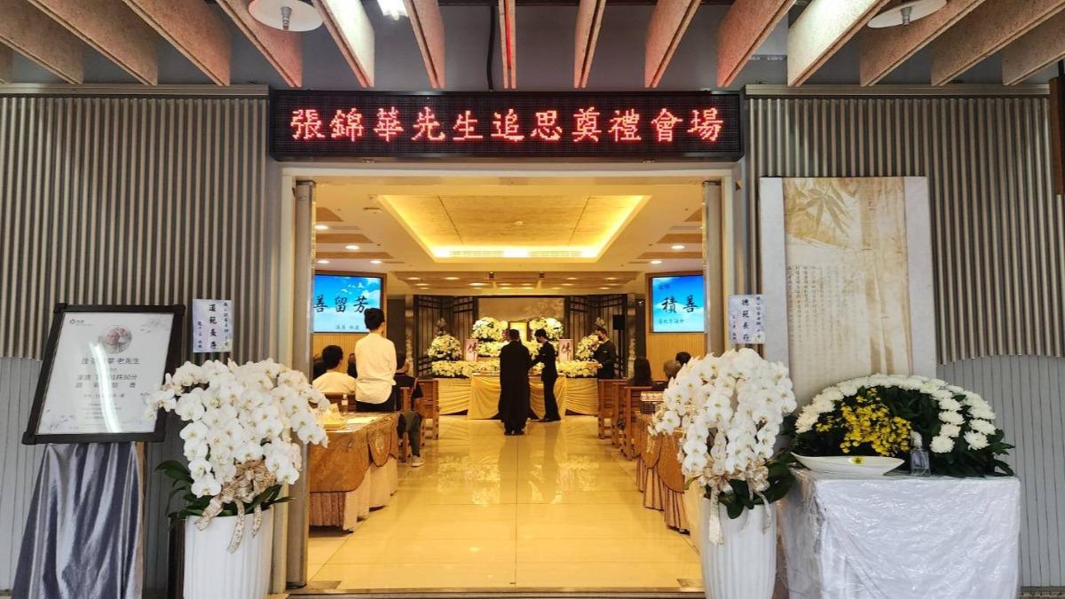龍千玉現身告別式，對於恩師離世傷心不已。（圖／翻攝自龍千玉臉書）