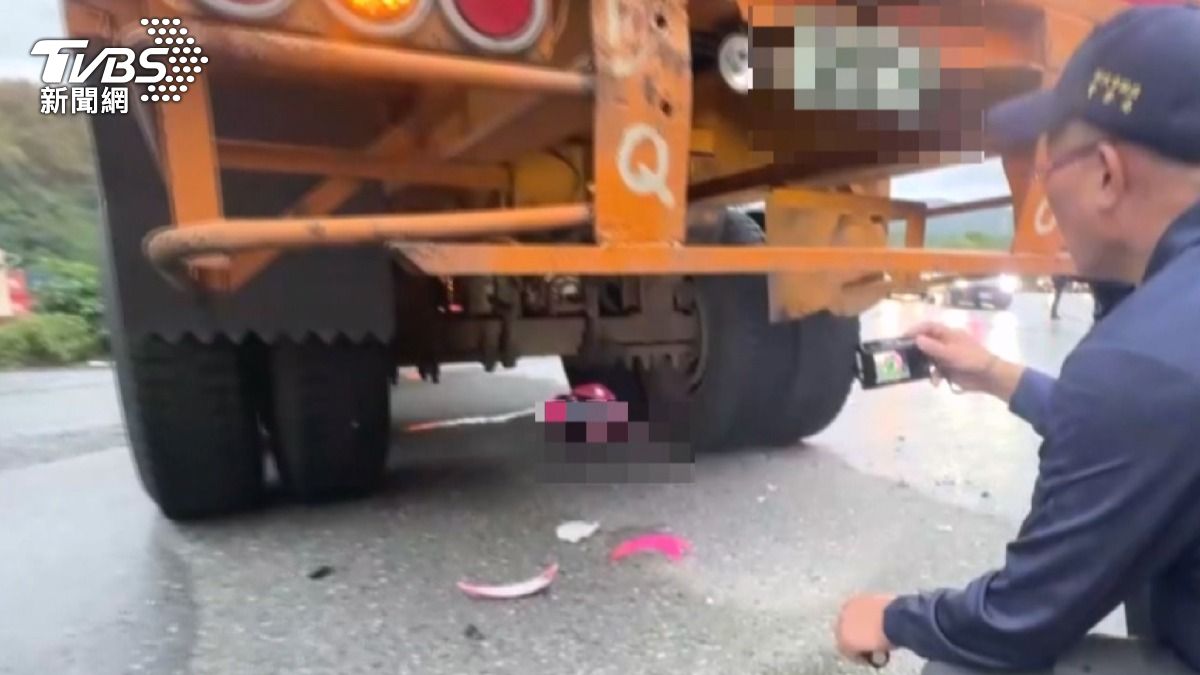 瑞芳貨櫃車與機車相撞,騎士輪下身亡,安全帽遺留現場。(圖/TVBS)