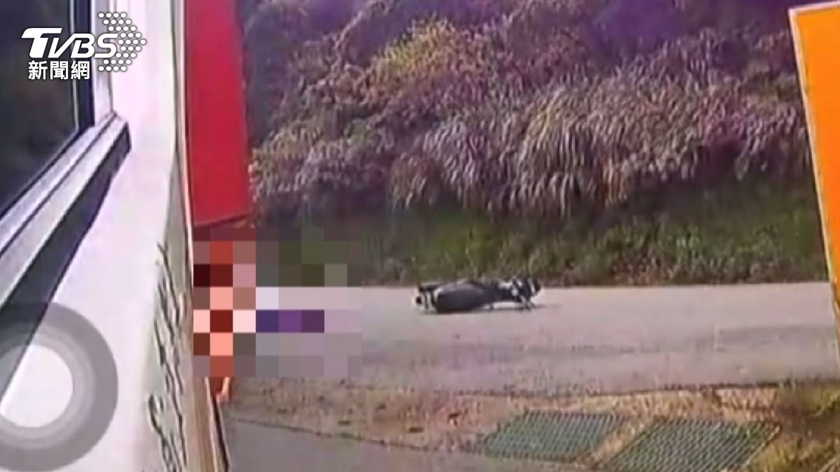 瑞芳貨櫃車與機車相撞,騎士輪下身亡。(圖/TVBS)