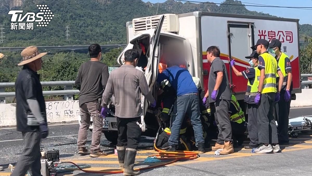 草屯冷凍貨車撞砂石車,車頭變形駕駛一度受困。(圖/TVBS)