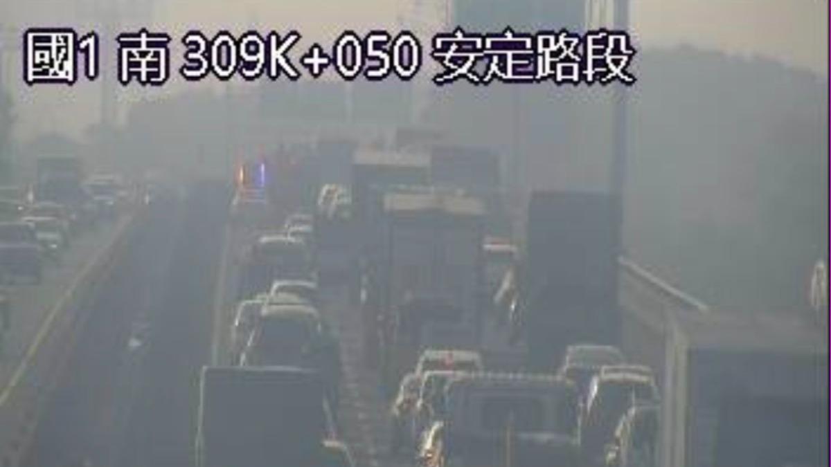 道路嚴重回堵,僅剩中線可通。(圖/翻攝1968即時影像)