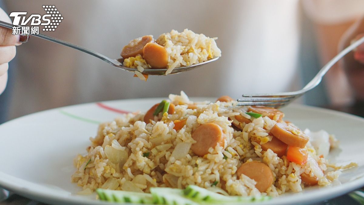 大陸一名男子吃隔夜炒飯導致休克。（示意圖／shutterstock達志影像）