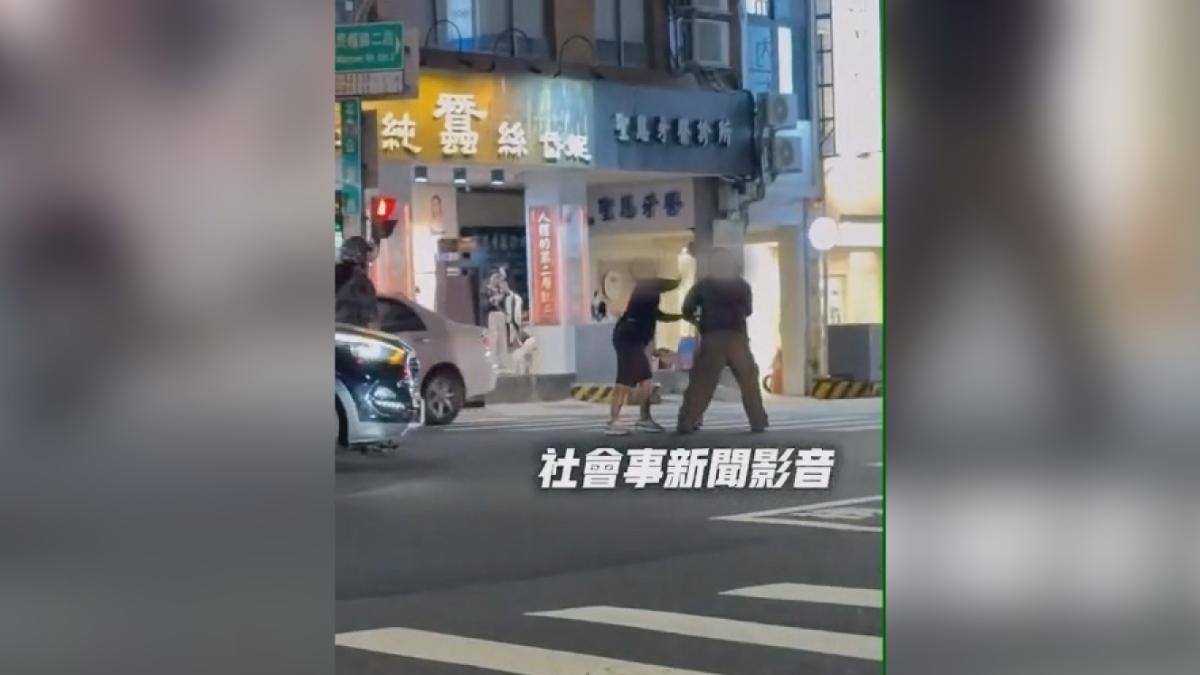 汽車與雙載機車在路口擦撞，雙方下車理論爆發口角，黑衣男卯起來往對方狂毆，甚至他頭上的安全帽都被擊落（圖／翻攝社會事影音）