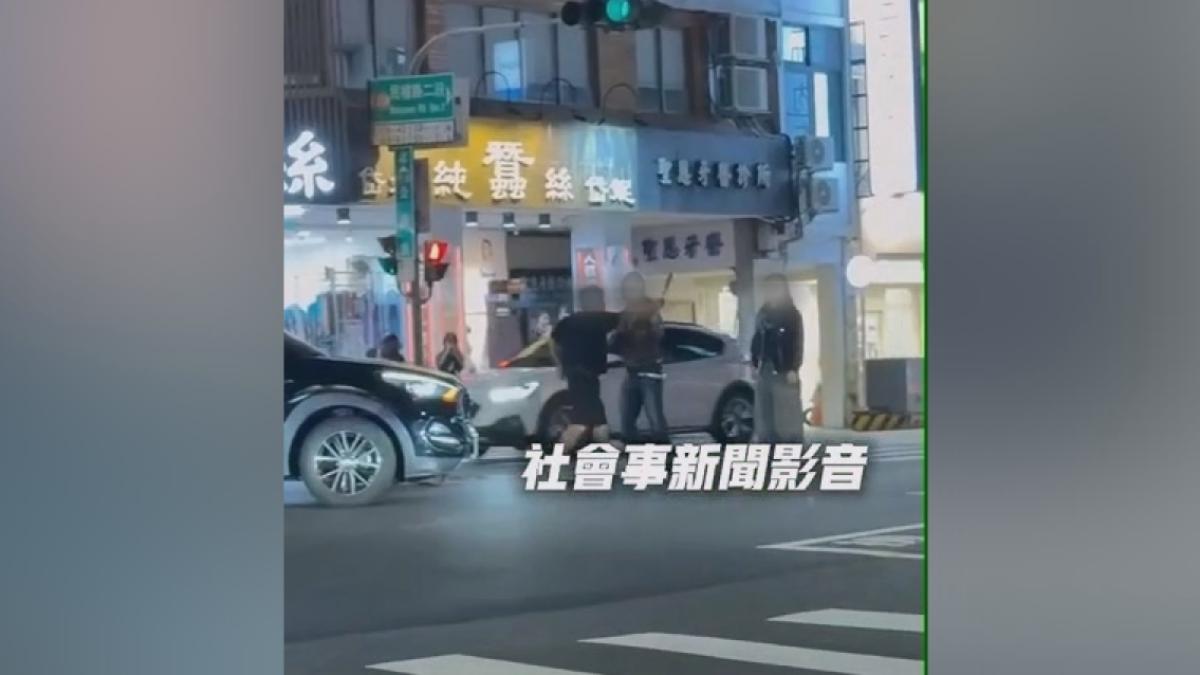 騎士朋友嚇得連忙勸架，但情況越演越烈，黑衣男衝回車上隨手就能拿出球棒，不只持續叫囂還作勢攻擊（圖／翻攝社會事影音）