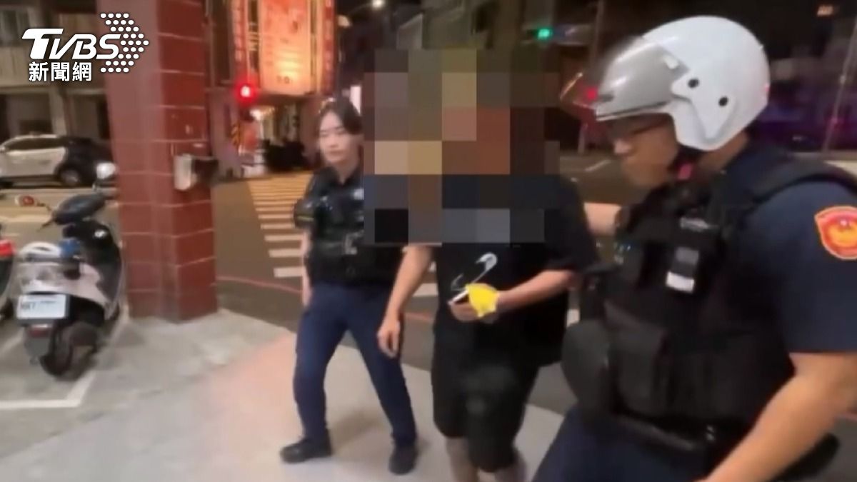 動手兩人通通被警方帶回警局，兩人不只被依傷害、恐嚇、妨害名譽移送也互相提告（圖／TVBS）