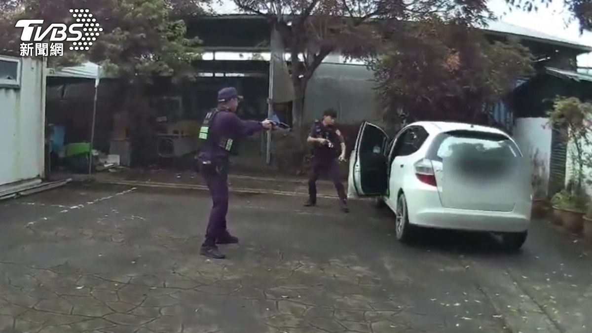 警方在車站附近尋獲遭劫車輛，但嫌犯已經棄車逃逸。（圖／TVBS）
