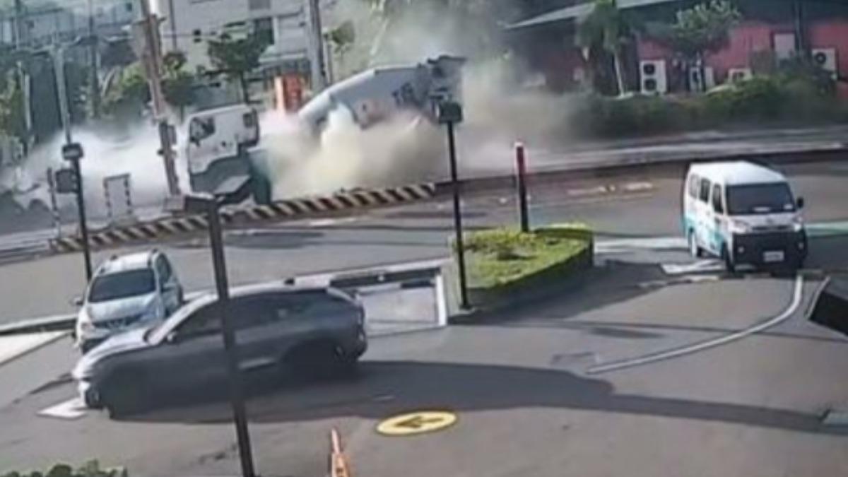 特斯拉擦撞水泥車，再失控衝撞機車。（圖／翻攝爆料公社）