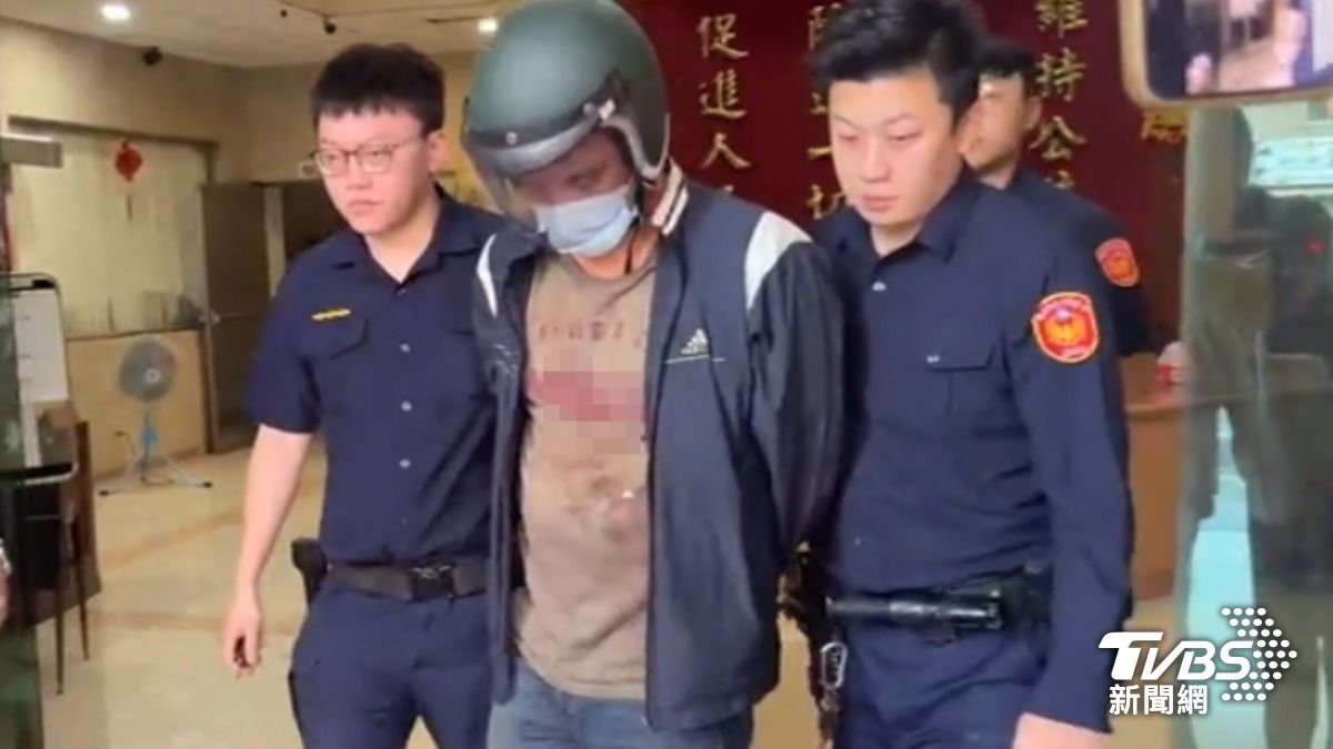 三重男為了千萬信託，拿刀殺害姊姊，低頭懊悔遭到移送。（圖／TVBS）