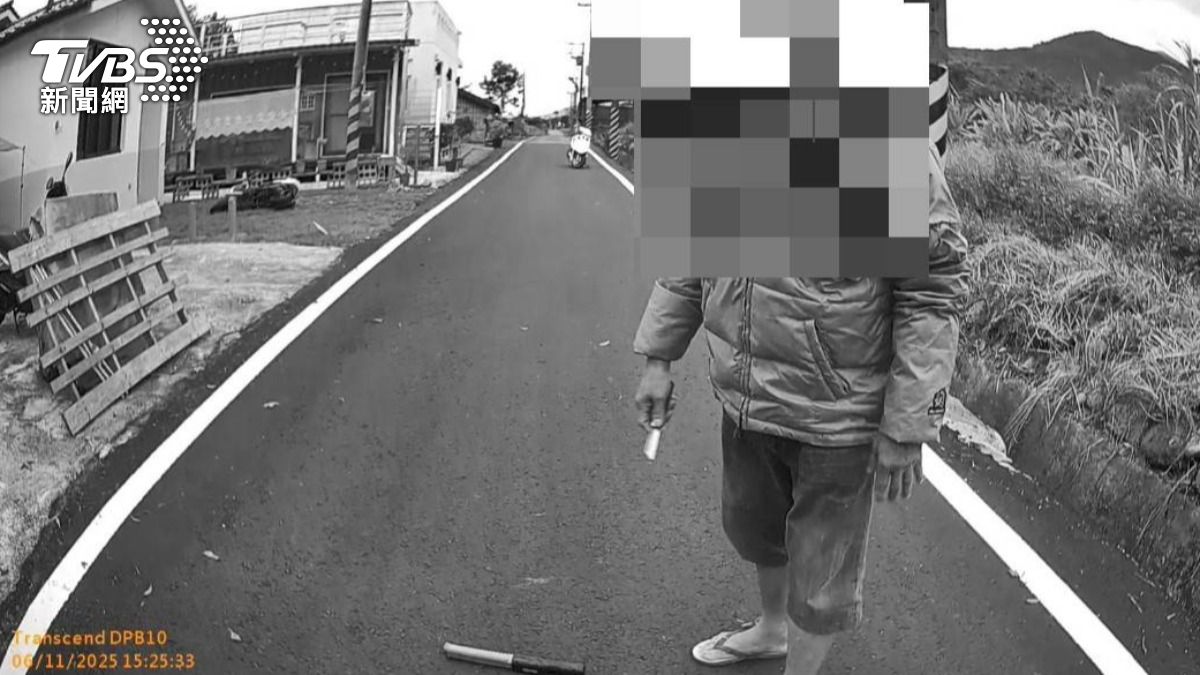 嫌犯持刀攻擊員警。（圖／TVBS）