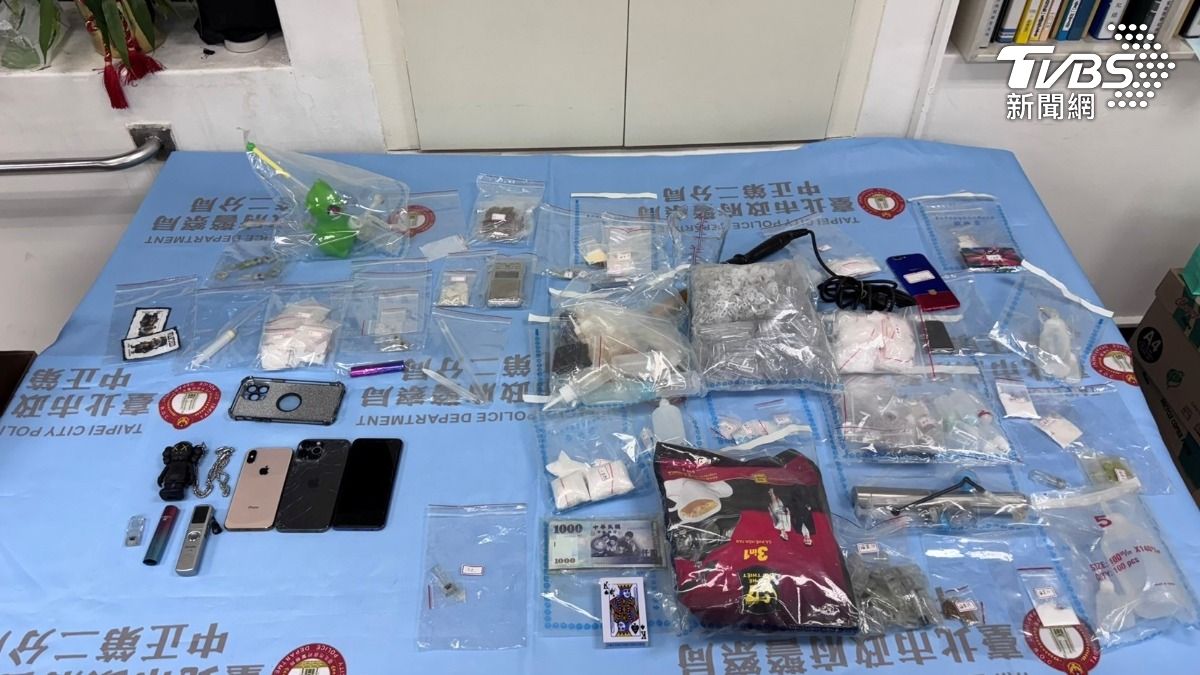 警方查扣各式毒品及吸食器。（圖／TVBS）