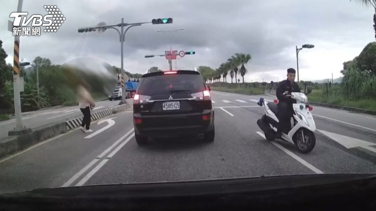 女駕駛（圖左）及時跳車，沒有受傷。（圖／TVBS）