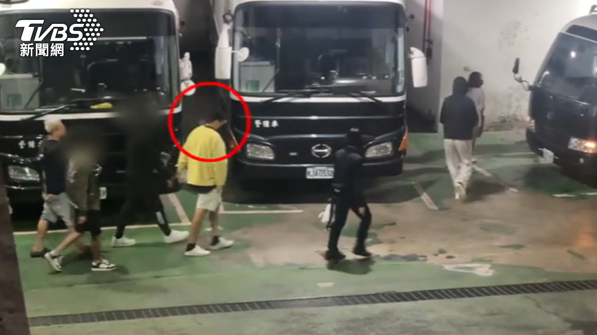 王昱棠等人上囚車。(圖/TVBS)