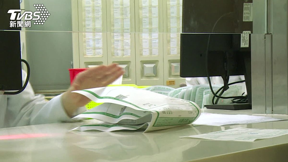 面對健保財務困境,胸腔科醫師蘇一峰建議應該「使用者付費」,認為高頻率就醫,或者是輕症、小病都往大醫院以及急診的病患,必須多繳納一點費用。(圖/TVBS)