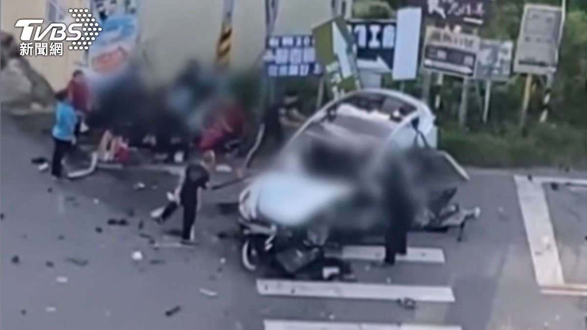 撞擊聲響宛如爆炸般巨大,特斯拉在撞擊後失控,又撞向路邊停等紅燈的機車,導致騎士倒地不起。(圖/翻攝Threads_)