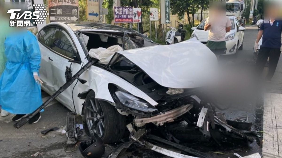 特斯拉車頭整個撞爛,車上一家四口受困車內。(圖/翻攝Threads_)