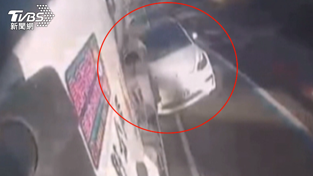 水泥車側邊鏡頭畫面顯示，白色特斯拉突然出現並從後方撞上水泥車，現場頓時揚起漫天灰塵。（圖／TVBS）