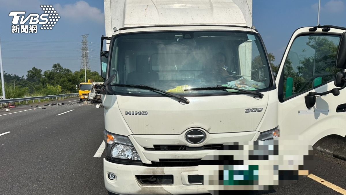 小貨車疑似未注意距離,追撞上前方大貨車。(圖/TVBS)