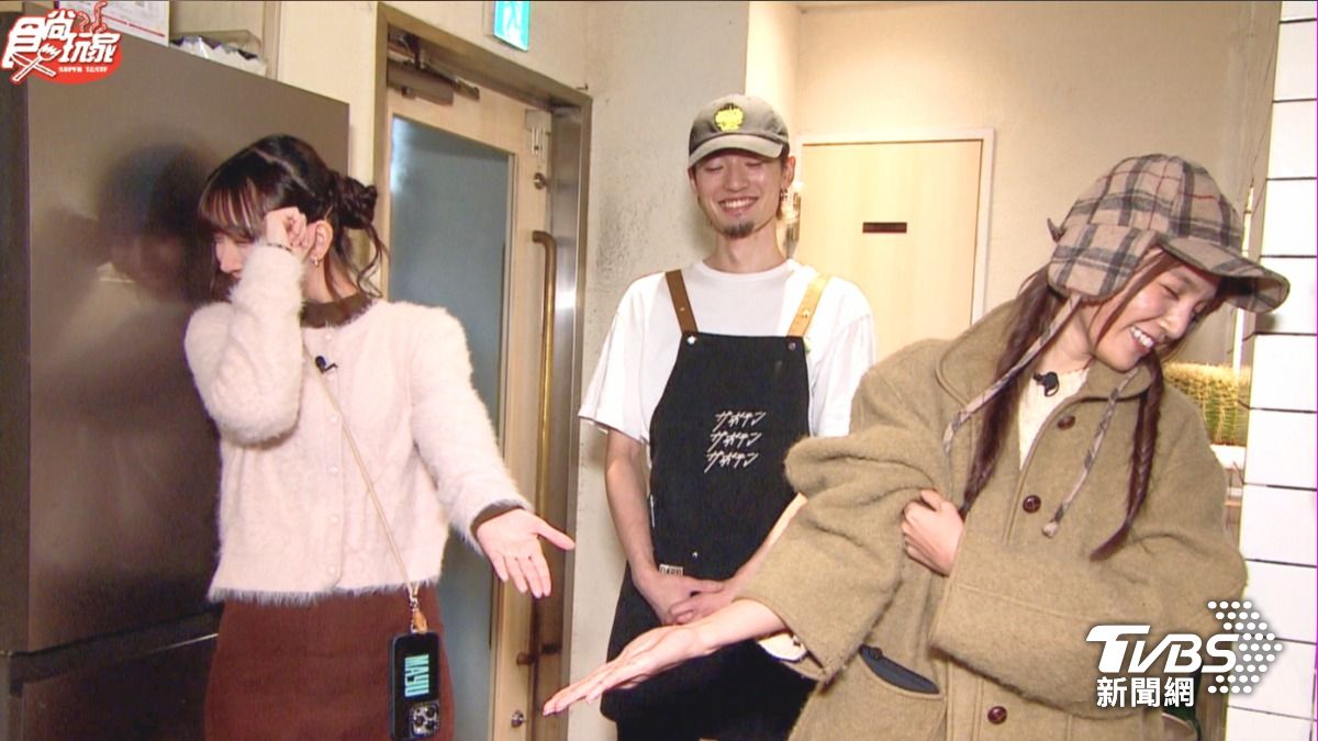 麻由、朵拉讓老闆玩起愛情二選一。（圖／TVBS）