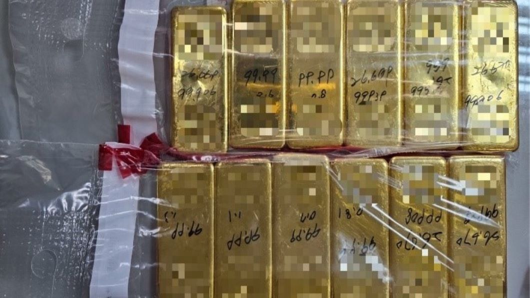 新北警查緝詐欺集團,掌握幕後教唆幫派首謀,查扣犯嫌黃金,價值新臺幣4,800萬。(圖片來源:新北市政府警察局)