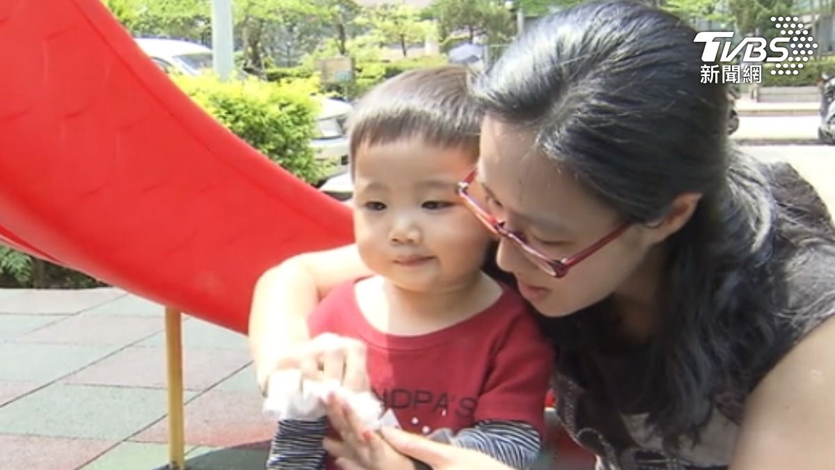 家長陪伴孩子一同成長(圖/TVBS)