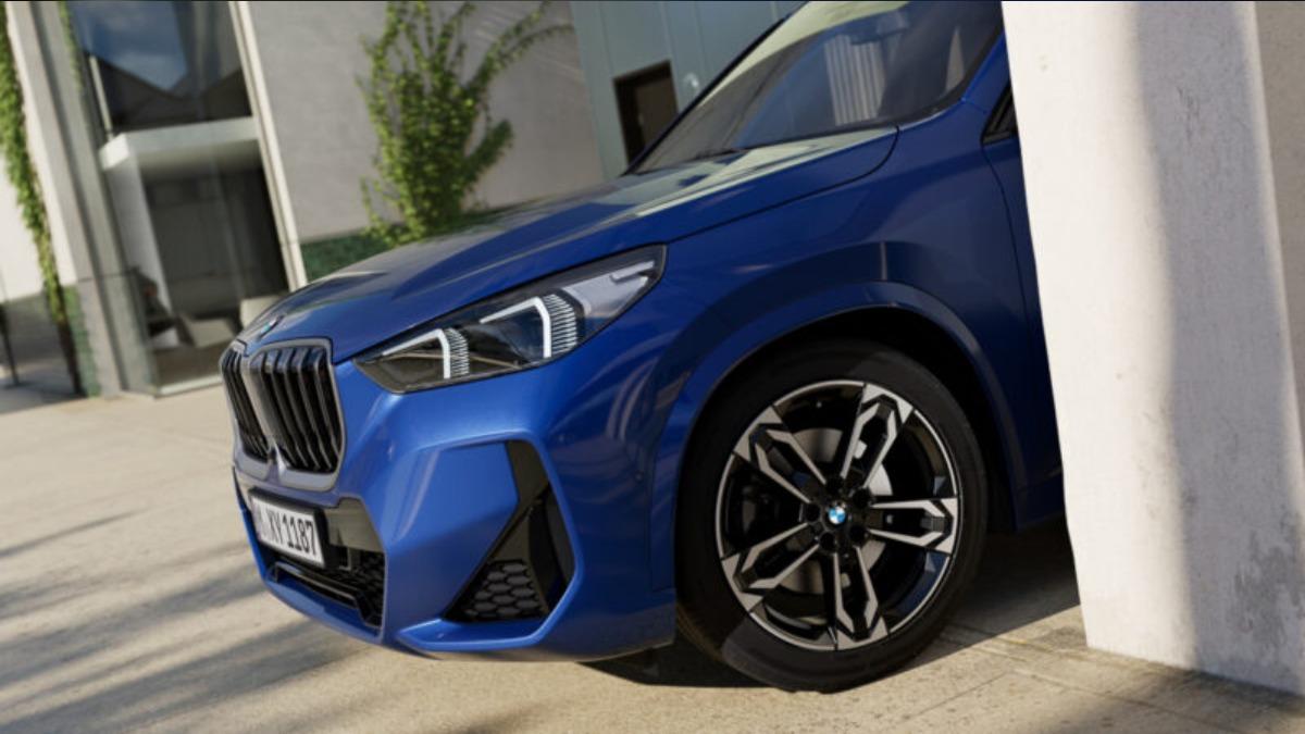 新年式X1雙車型配備M款空力套件與鋁合金輪圈。(圖/BMW提供)