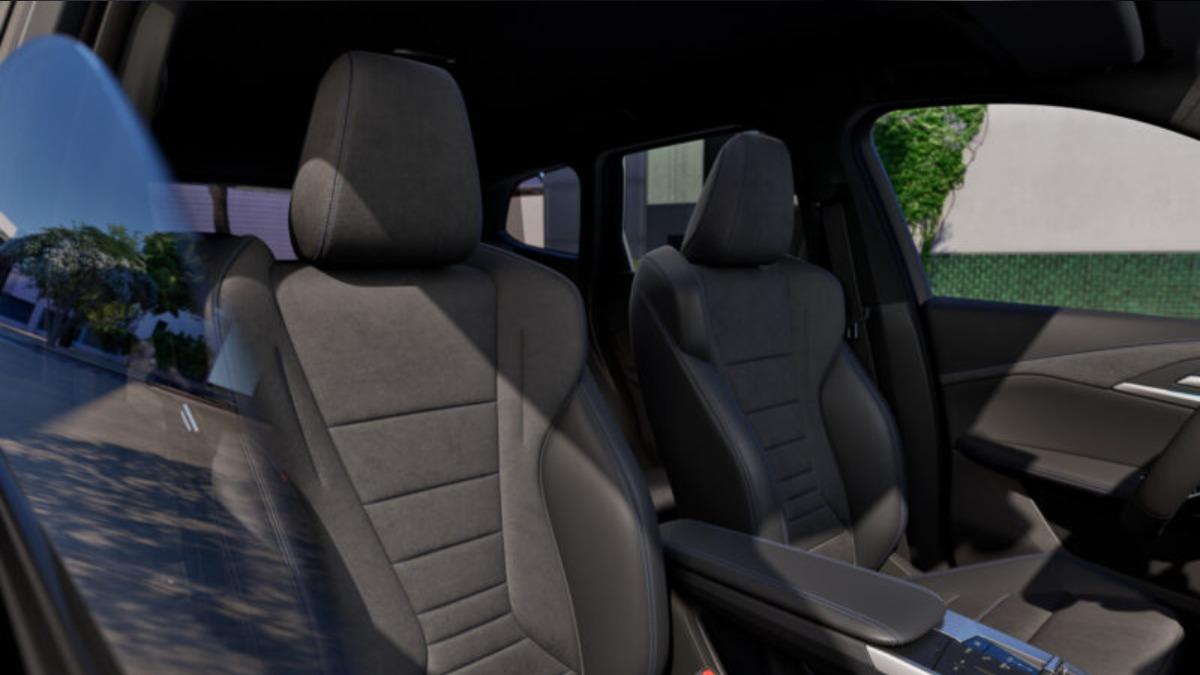 X1 sDrive18i M Sport升級配備雙前座跑車化座椅。(圖/BMW提供)
