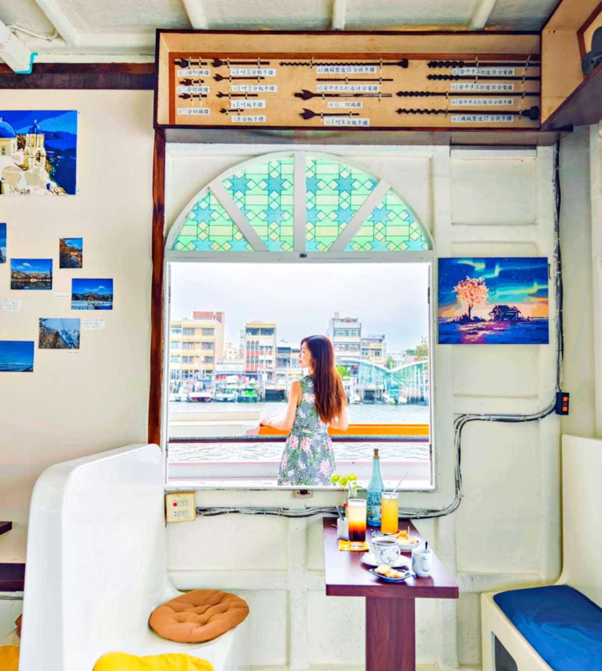 透過拱形窗可將安平港美景盡收眼底,尤其夕陽西下時更是美如畫。(圖/美食好芃友提供)
