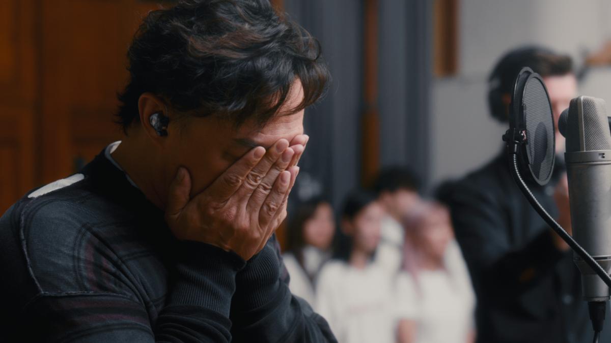 陳奕迅在錄音現場真情流露。（圖／環球音樂提供）
