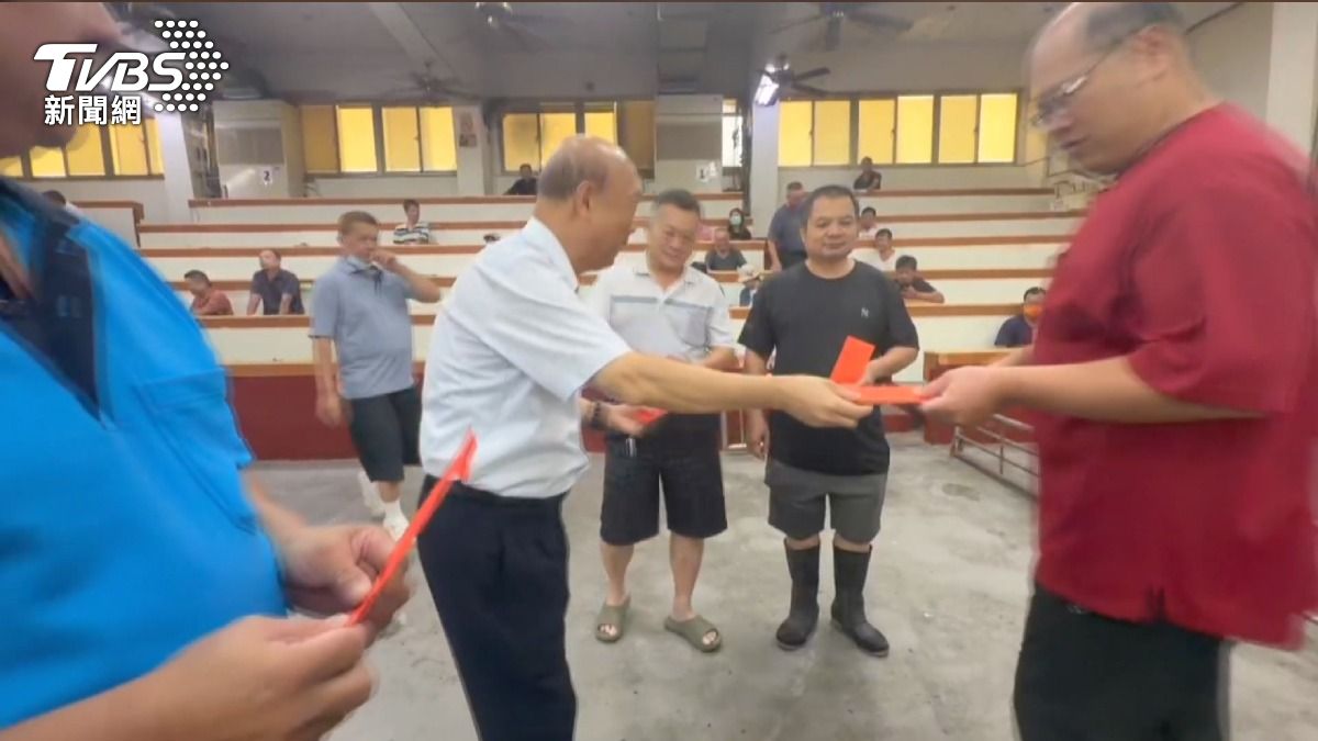 豬隻湧入市場「價格穩」!雲林毛豬拍賣均價$95 載豬車滿載搶運。(圖/TVBS)