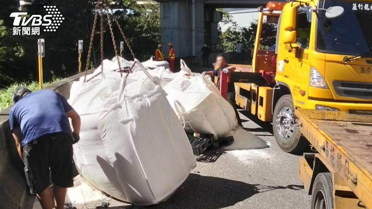 12個太空包未妥善綁牢，過彎瞬間包裹全數甩飛掉落車道。（圖／TVBS）