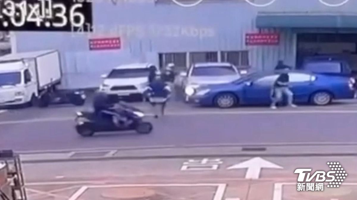 張男開車衝撞警方，員警隨即對空鳴1槍警告。（圖／TVBS）