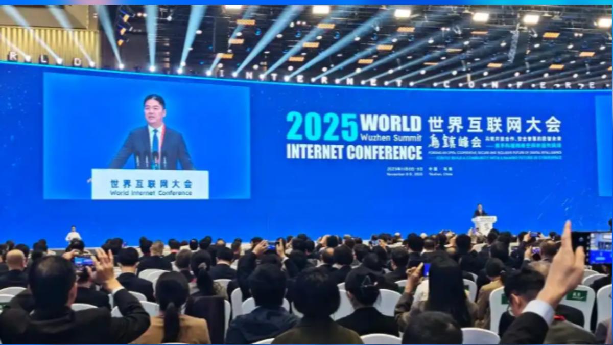 大陸電商巨頭、京東創辦人劉強東在浙江烏鎮的「世界互聯網大會」預告,明年京東將啟用全球首座「全無人配送站」。(圖/網路)