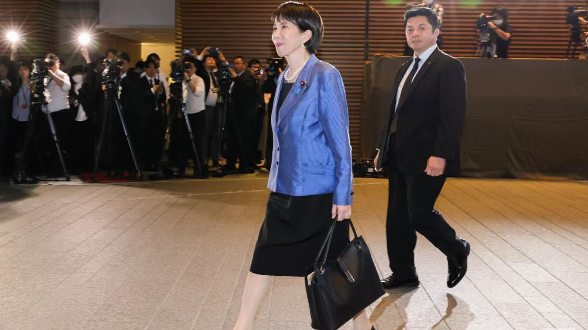 高市早苗與美國總統川普會面時拎著的一只黑色皮革手提包，掀起網友搶購熱潮。（圖／翻攝自小紅書）