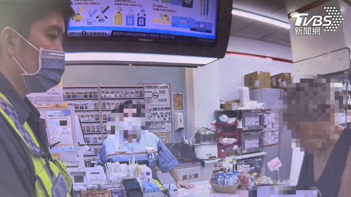 高雄奶奶拿食物不敢結帳縮牆角 遇警幫忙哽咽:謝謝你不嫌棄